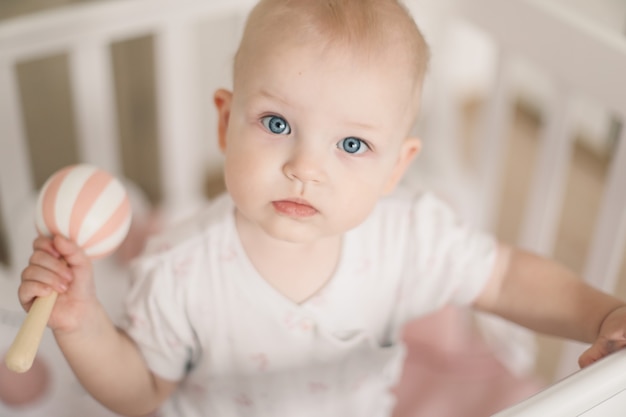 bébé jouant avec un jouet en bois