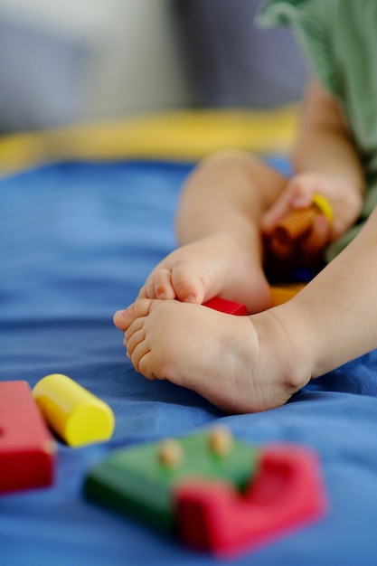 Bébé jouant avec des jouets en bois