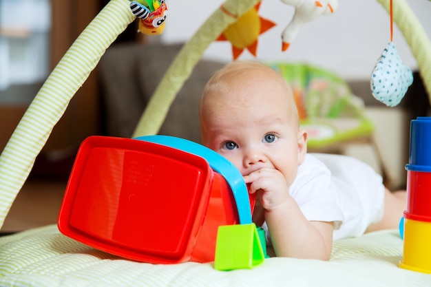 Bébé jouant avec des jouets colorés