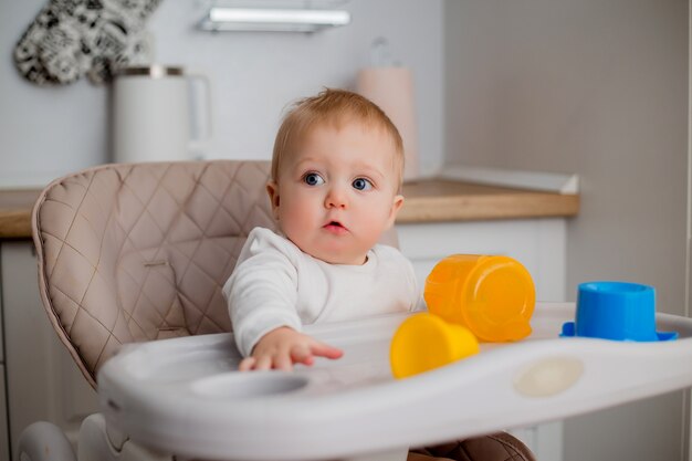 bébé jouant avec des jouets éducatifs à la maison