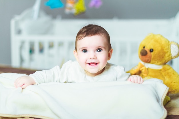 Bébé jouant sur le lit