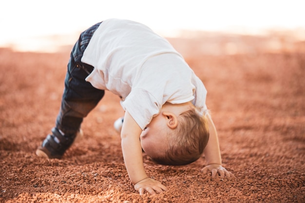 Bébé jouant avec les mains posées sur le sol