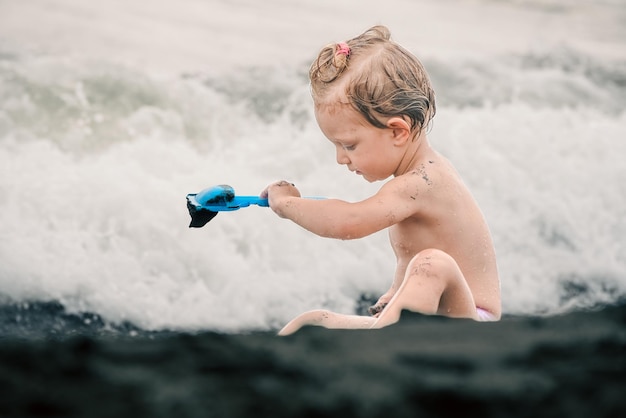 Bébé jouant sur la plage