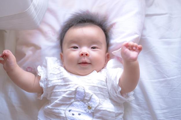 Bébé jouant avec des rideaux