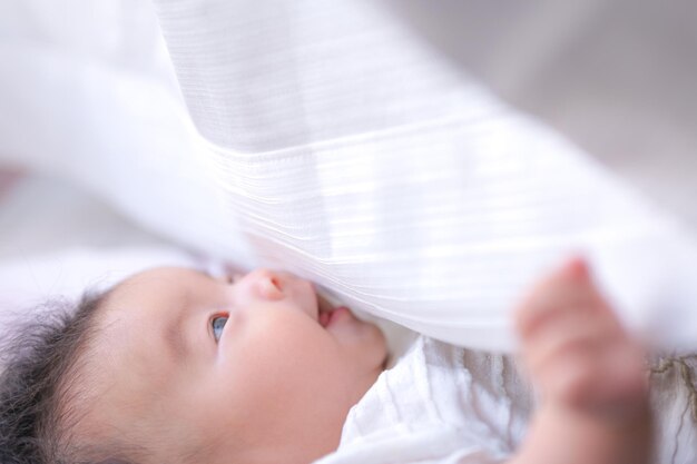 Bébé jouant avec des rideaux