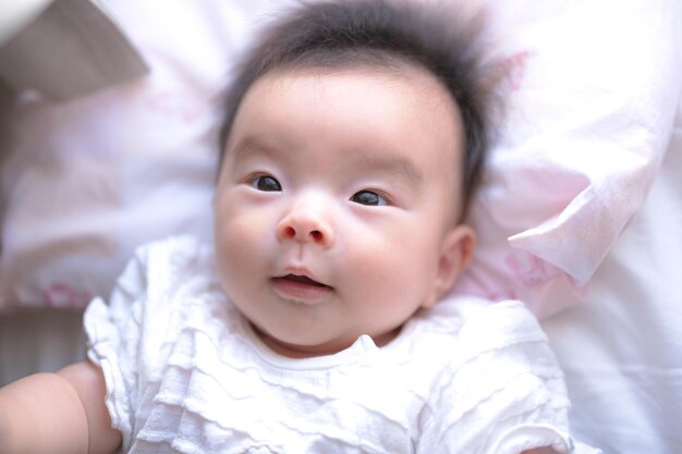 Bébé jouant avec des rideaux