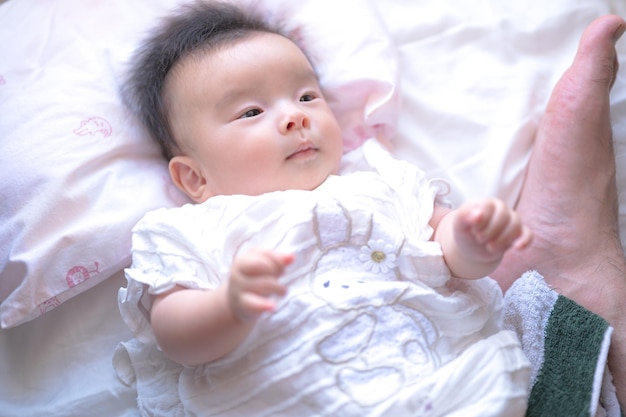 Bébé jouant avec des rideaux