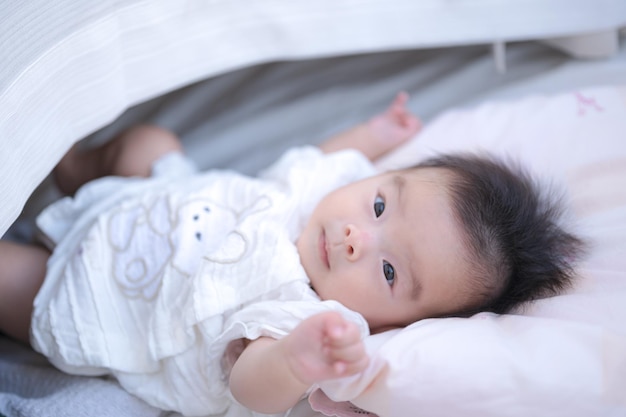 Bébé jouant avec des rideaux