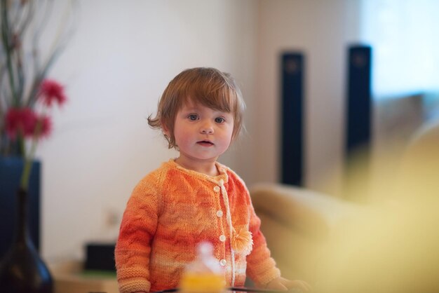 bébé jouant avec une tablette à la maison