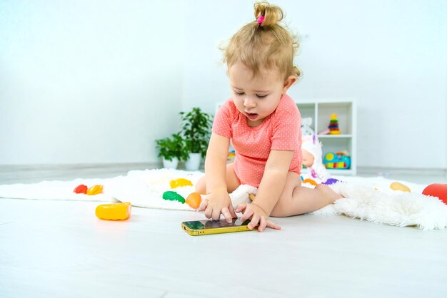 Bébé joue au téléphone Mise au point sélective