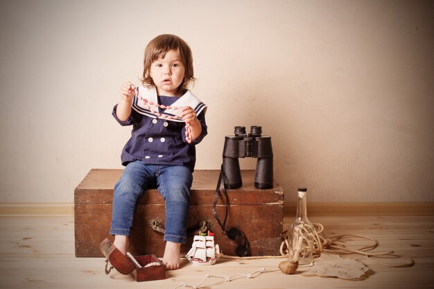 Bébé joue à l'intérieur