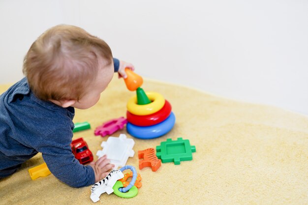 Mignonne Petite Fille En Bas âge Jouant à La Maison Avec Des Jouets En Bois  écologiques Heureux Enfant Coupant Des Légumes Et Des Fruits Avec Un  Couteau Jouet L'enfant Jouant à Des