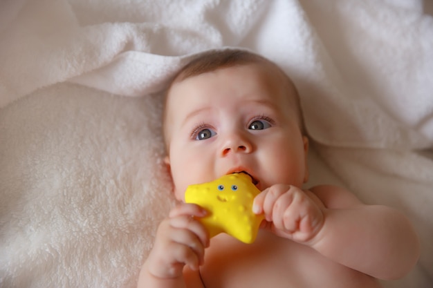 Bébé, sur le lit dans la chambre, se baigner, serviette, envelopper, sourire