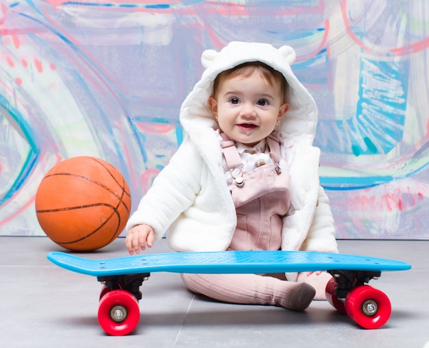 Photo bébé look urbain avec skateboard