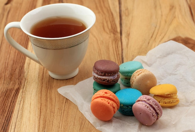 Bébé macaron sur table en bois servi avec thé