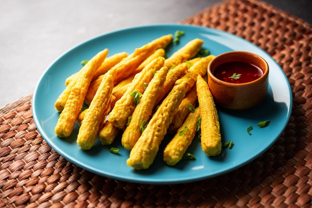 Bébé maïs frit croustillant pakoda pakora ou beignets de maïs bébé servis avec du ketchup Cuisine indienne