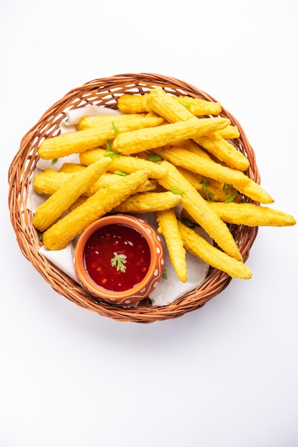 Bébé maïs frit croustillant pakoda pakora ou beignets de maïs bébé servis avec du ketchup Cuisine indienne