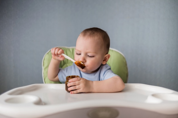 Bébé mange avec une cuillère