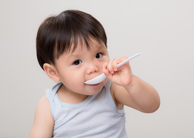 Bébé mange avec une cuillère