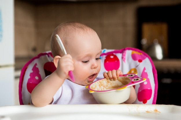 bébé et mange seul