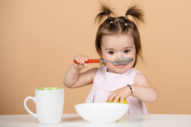 Bébé mangeant de la nourriture pour enfants petit bébé mangeant de la purée de fruits