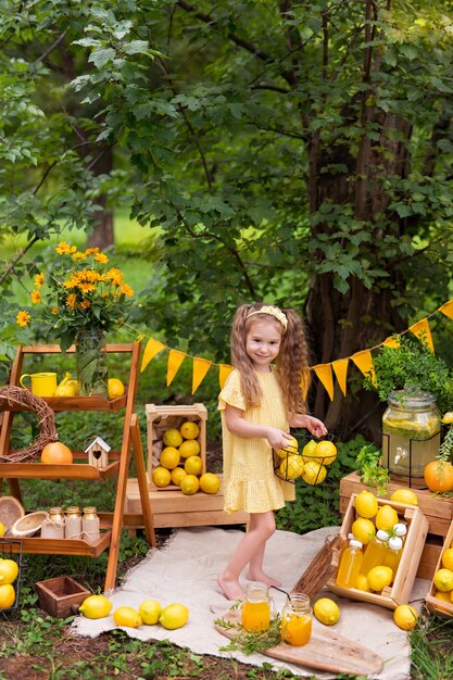 Bébé manger des citrons et boire de la limonade à l'extérieur en été