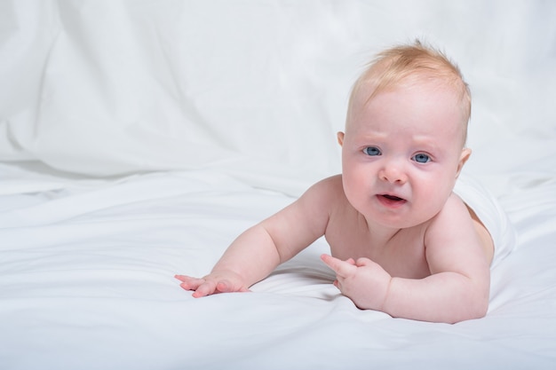 Bébé mécontent sur son ventre.