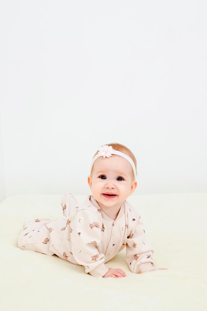 Le bébé ment et mâche un jouet pour faire ses dents