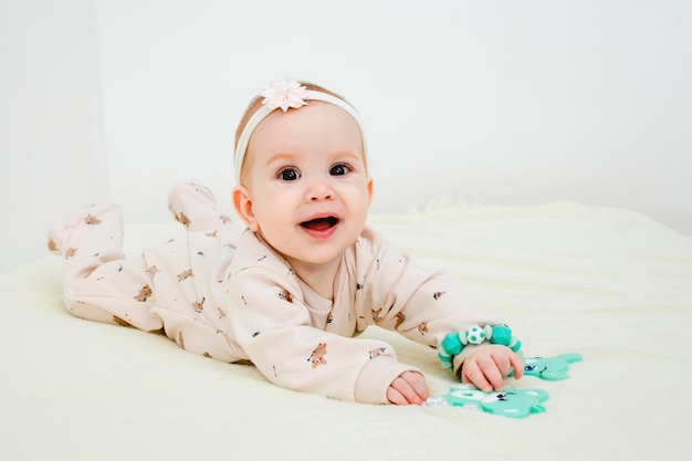 Le bébé ment et mâche un jouet pour faire ses dents