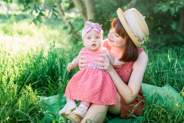 Bébé avec la mère à l'extérieur proche de la nature et amusez-vous