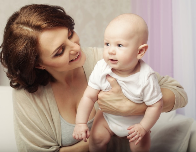 bébé et mère heureuse