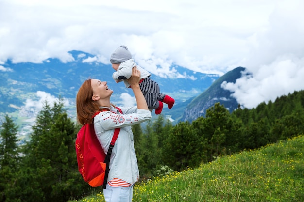 Bébé et mère avec les montagnes des Alpes dans la nature en arrière-plan