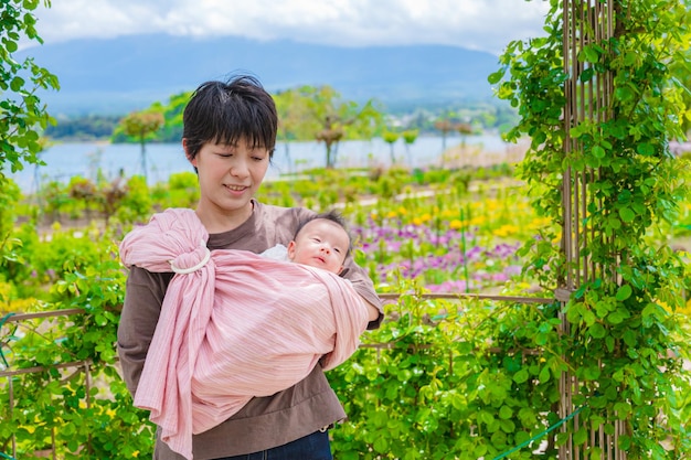 bébé et mère vert frais