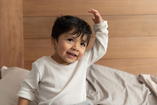 Bébé mexicain heureux souriant après la douche dans la chambre