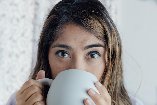 Photo bébé mexicain d'une tasse blanche