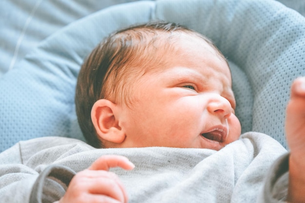 Un bébé mignon allongé sur le lit à la maison.