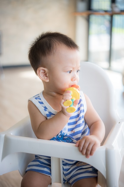 Bébé mignon asiatique mange des fruits de l&#39;accessoire.
