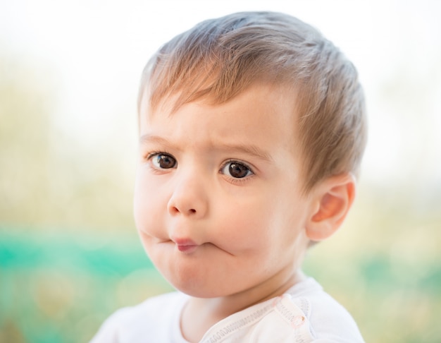 Bébé mignon assis à l&#39;extérieur