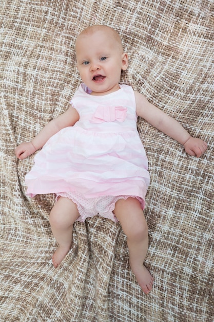 Bébé mignon couché sur la couverture