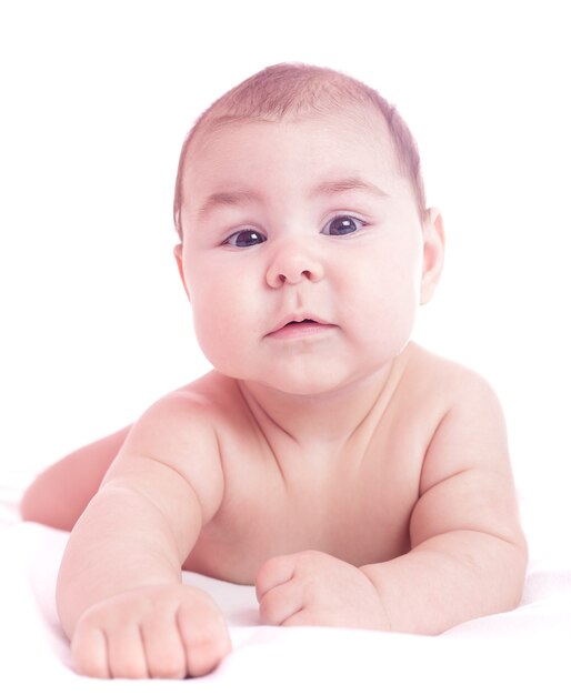 Bébé mignon couché et isolé sur blanc