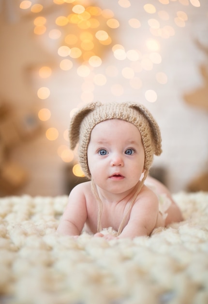 Bébé mignon dans un chapeau de lapin