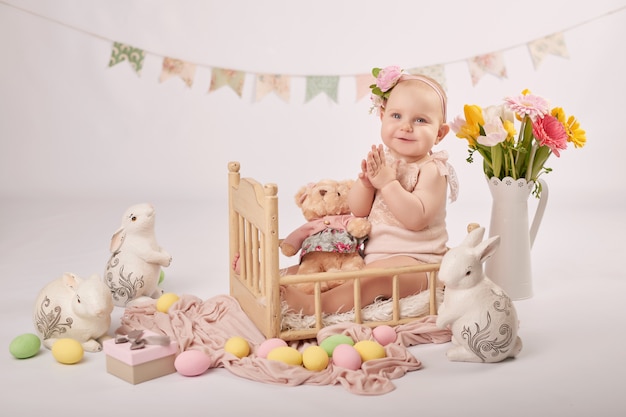 Bébé mignon dans la composition de Pâques