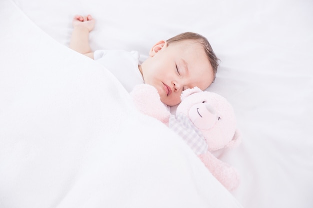 Bébé mignon dormant avec son jouet