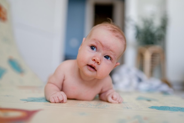 Un bébé mignon est allongé sur le ventre. Un bébé de trois mois