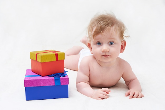 Bébé mignon jouant avec des coffrets cadeaux