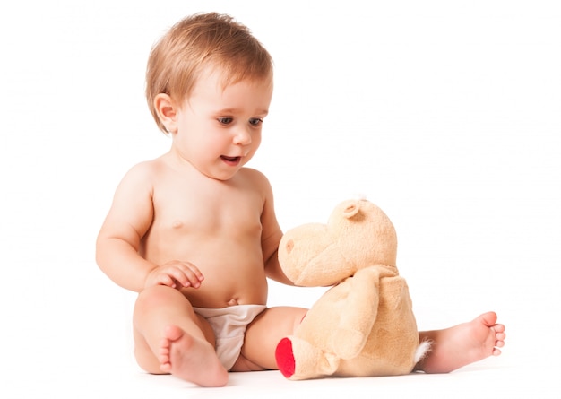 Bébé mignon jouant avec un jouet en peluche