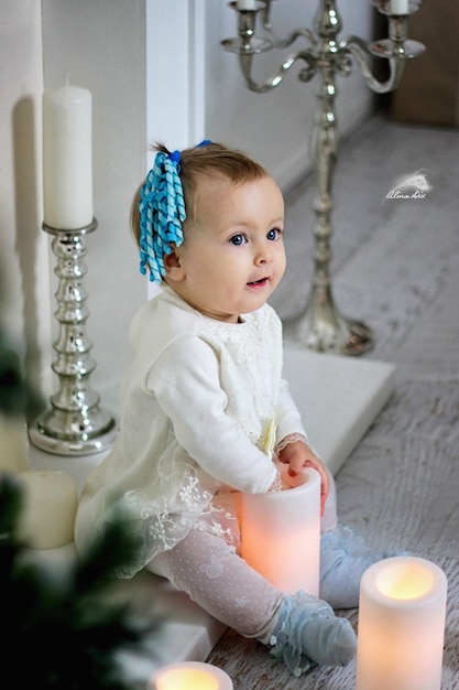 Un bébé mignon à la maison.