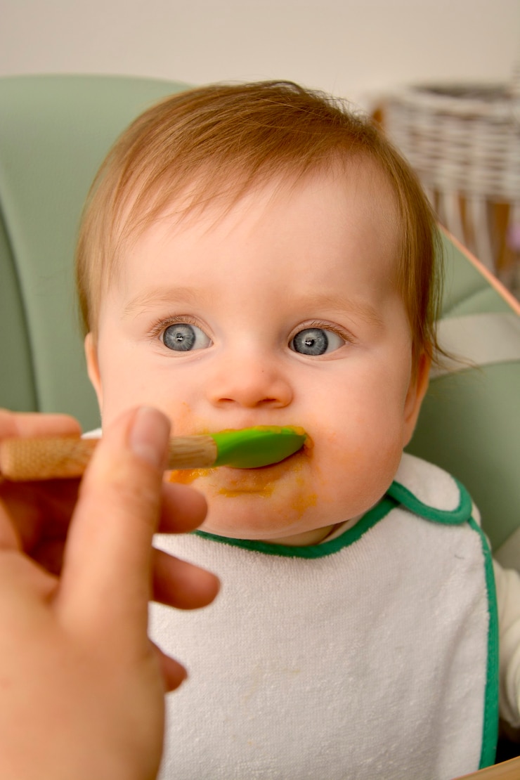 Photo bébé mignon mangeant. première nourriture.