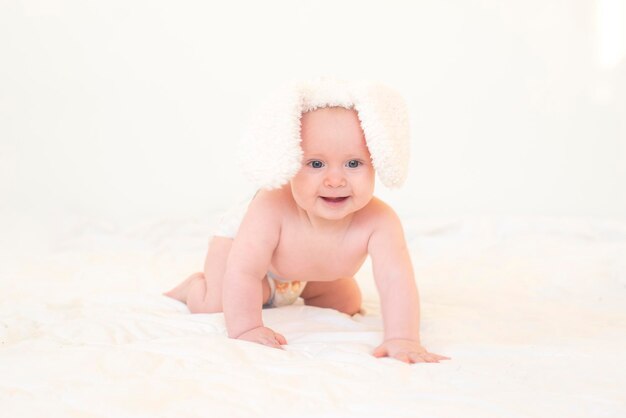 Bébé mignon avec des oreilles de lapin sur un fond blanc nouveau-né