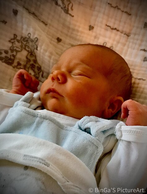 Un bébé mignon qui dort sur le lit à la maison.